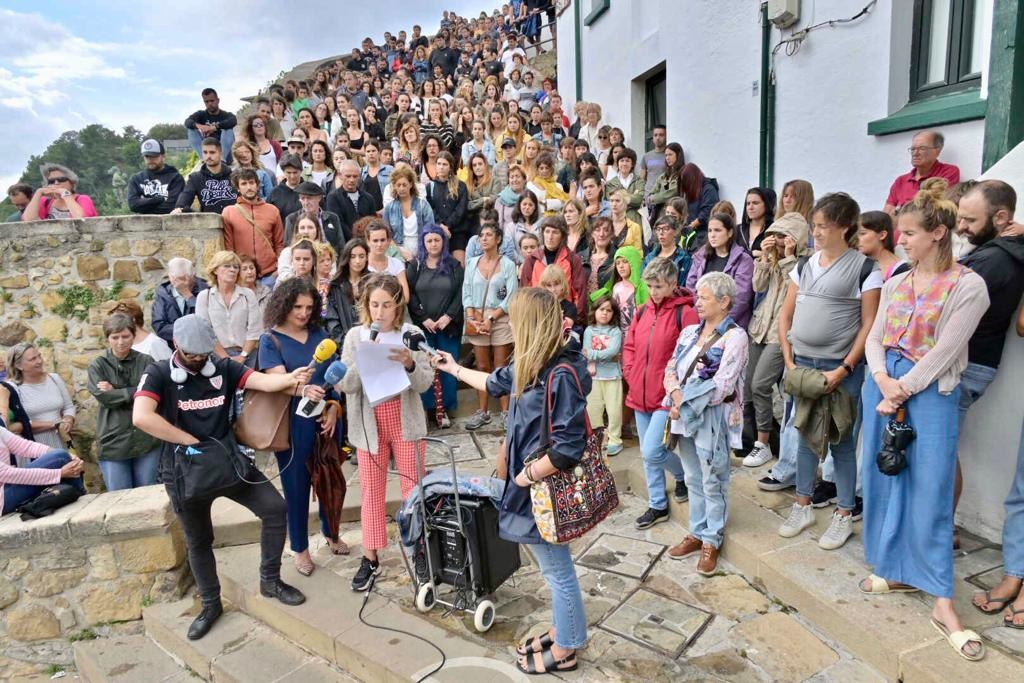 Deklaratzera deitu dituzte Portu Zaharreko jaietan ziztada jaso zuen neska lagundu zuten Mugimendu Feministako bi kideak