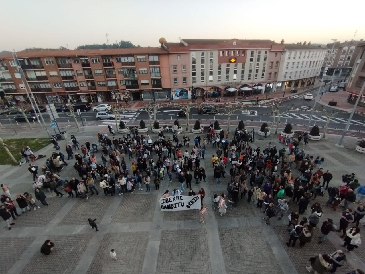 Zipiriñe eskolako eta Sopela BHI institutuko gurasoek Sopelako Auzo Alternatibari eskatu diote euren beharrak entzuteko