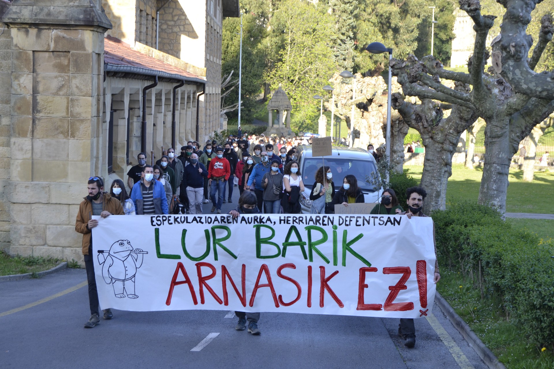 Amenabar enpresak Berango Lurraren Defentsaren aurka jarritako salaketaren kontrako kontzentrazioa deitu dute