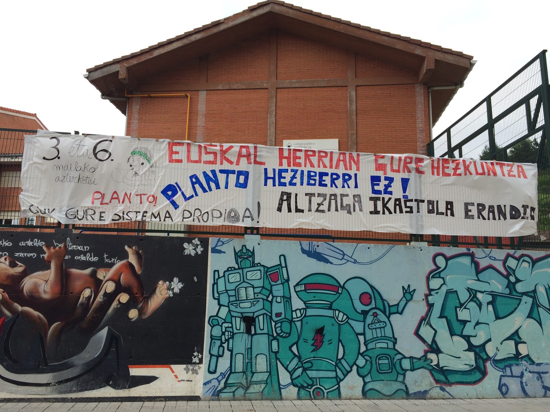 Ateak zabaldu ditu gaur Erandioko Altzaga ikastolak