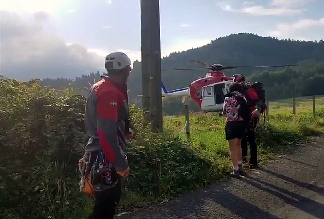 Emakume bat helikopteroz erreskatatu dute Jata mendian