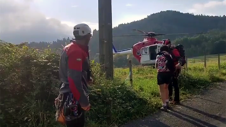 Emakume bat helikopteroz erreskatatu dute Jata mendian