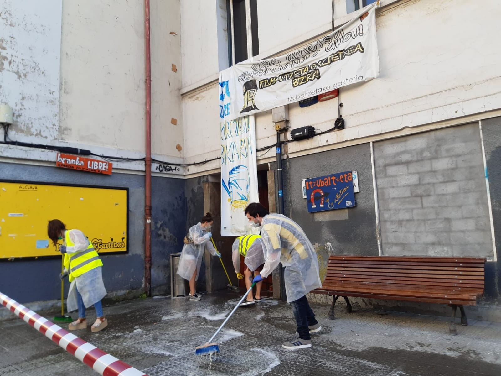 Itzubaltzeta III gaztetxea "desinfektatu" dute