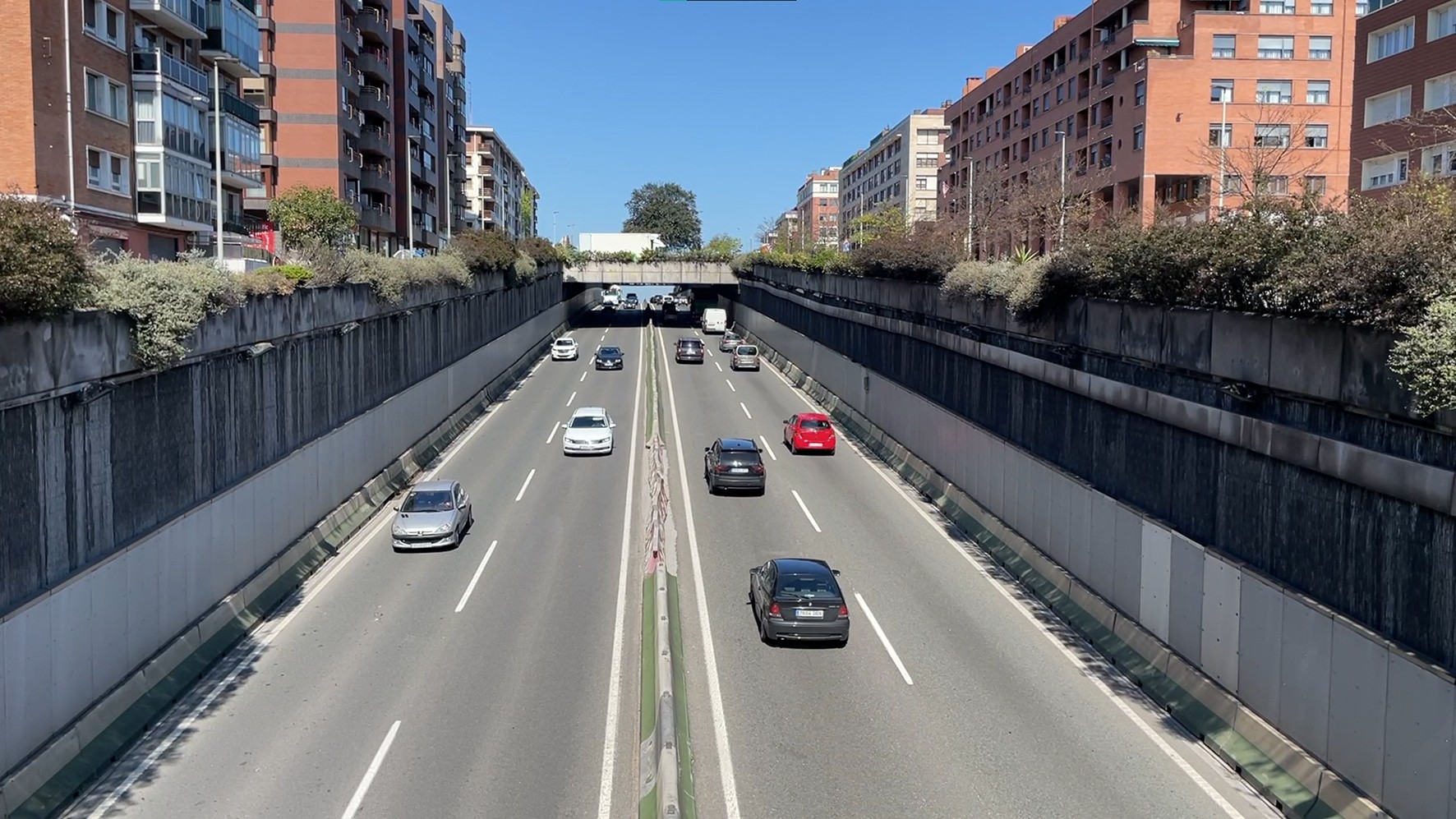 Avanzadan izandako istripu batek zauritu bi eta auto-ilara luzeak eragin ditu