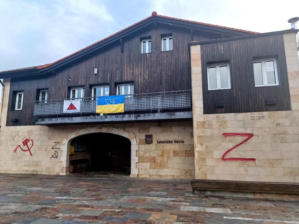 Errusiaren aldeko pintadak egin dituzte Lemoizko udaletxean eta herriko beste leku batzuetan