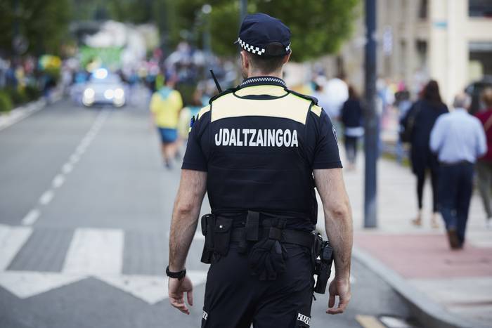 16 urteko adingabe bat atxilotu dute Leioako jaietan gazte bati labankadak ematea egotzita