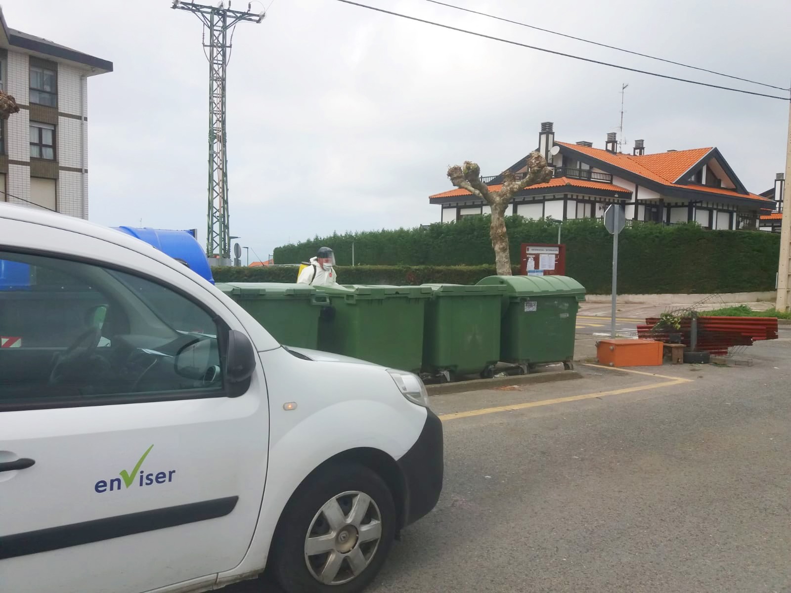 Jende gehien dabilen lekuak desinfektatzailez garbitzen hasi da Barrikako Udala
