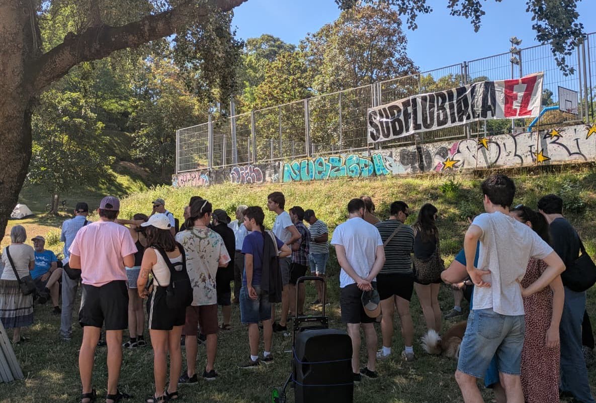 Itsasadarraren azpiko tunelaren aurkako kanpaldia egin dute Artatza parkean