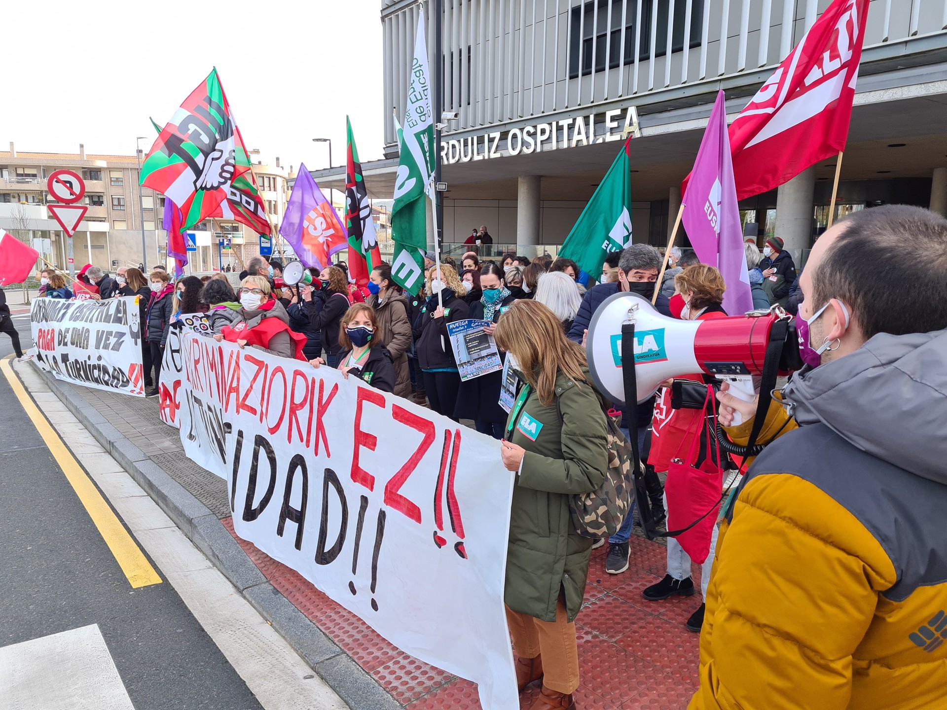 Osakidetzako biltegien pribatizazioa salatzeko elkarretaratzea egingo dute Urdulizko ospitalean