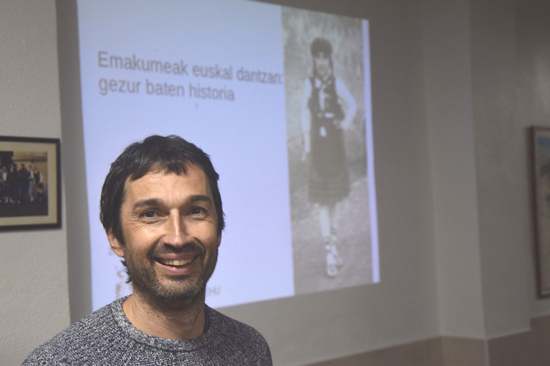 Oier Araolaza: "Emakumeei dantza egitea debekatzetik, dantza egin zutenik ukatzera pasatu zen XX. mendearen hasieran; estrategia eraginkorragoa izan zen"
