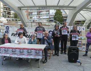 Astrabuduko Josu Murueta plazaren izenaren ikusgarritasuna berreskuratzeko eskatu du Erandioko Oroimena taldeak