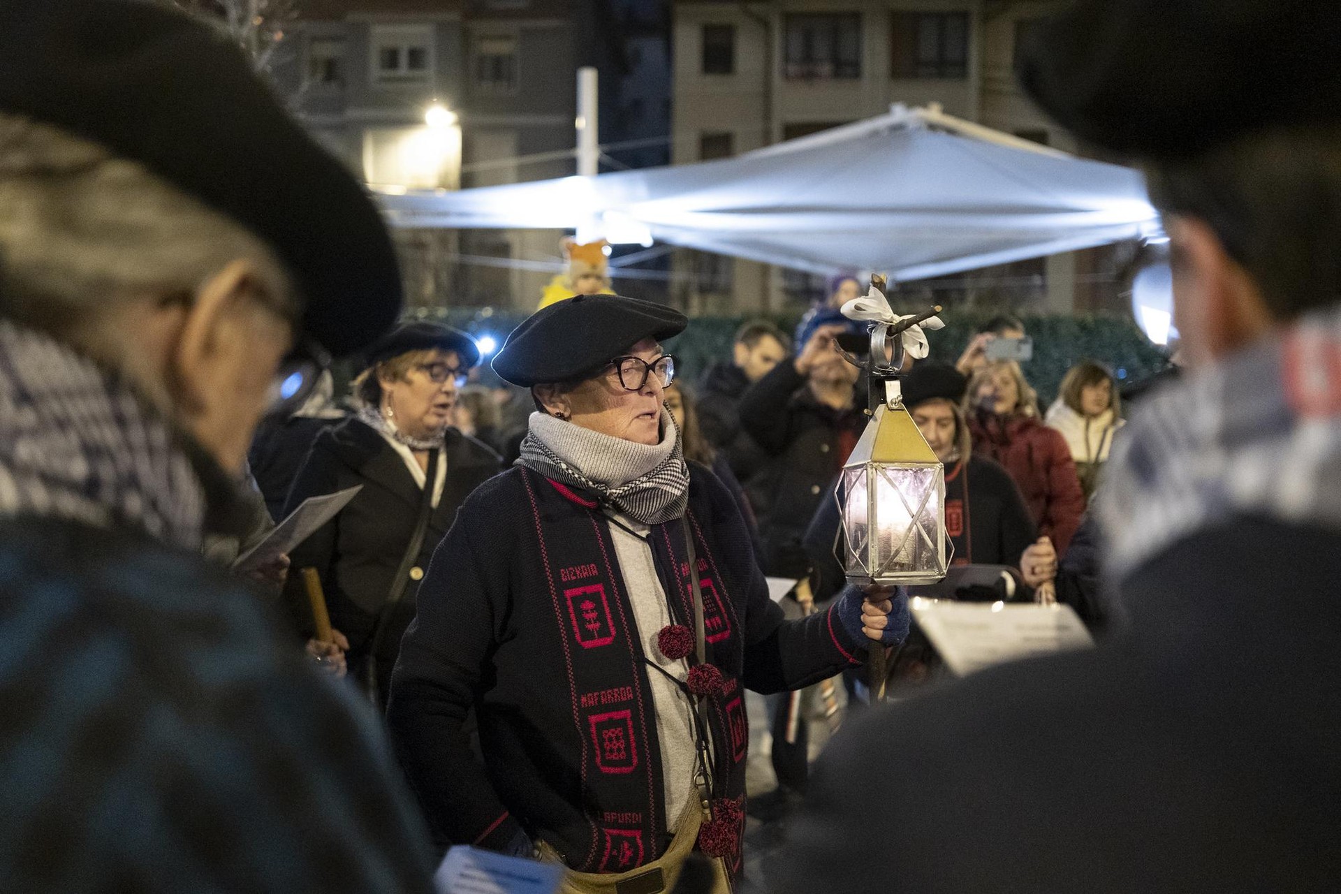 Uribe Kostako kaleak kantuz eta makil-hotsez beteko dituzte Agate Deunaren bezperan