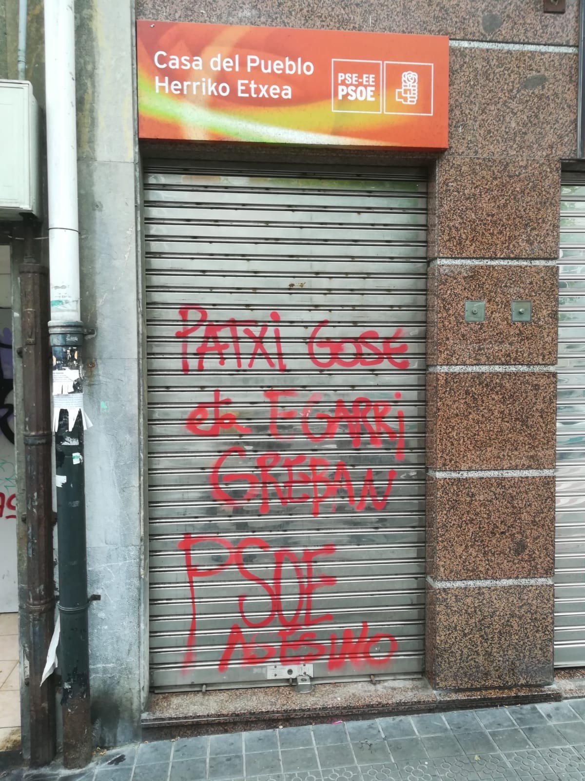 Algortako PSE-EEren egoitzan pintadak agertu dira gaur