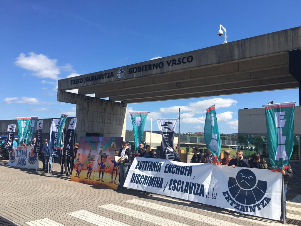 Getxoko komisariako ertzainen lan-baldintzak salatu dituzte