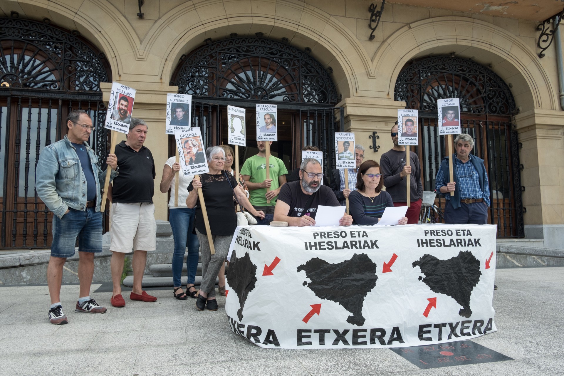 Espetxeratutako senideak bisitatzeko diru-laguntzak berreskuratzea eskatu dute
