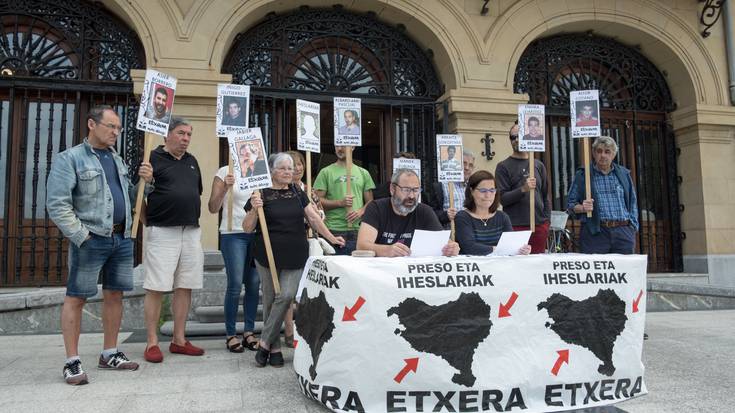 Espetxeratutako senideak bisitatzeko diru-laguntzak berreskuratzea eskatu dute