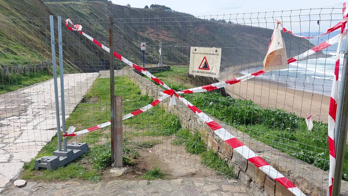 Barinatxe hondartzara sartzeko arrapalak itxita jarraituko du segurtasun arrazoiengatik