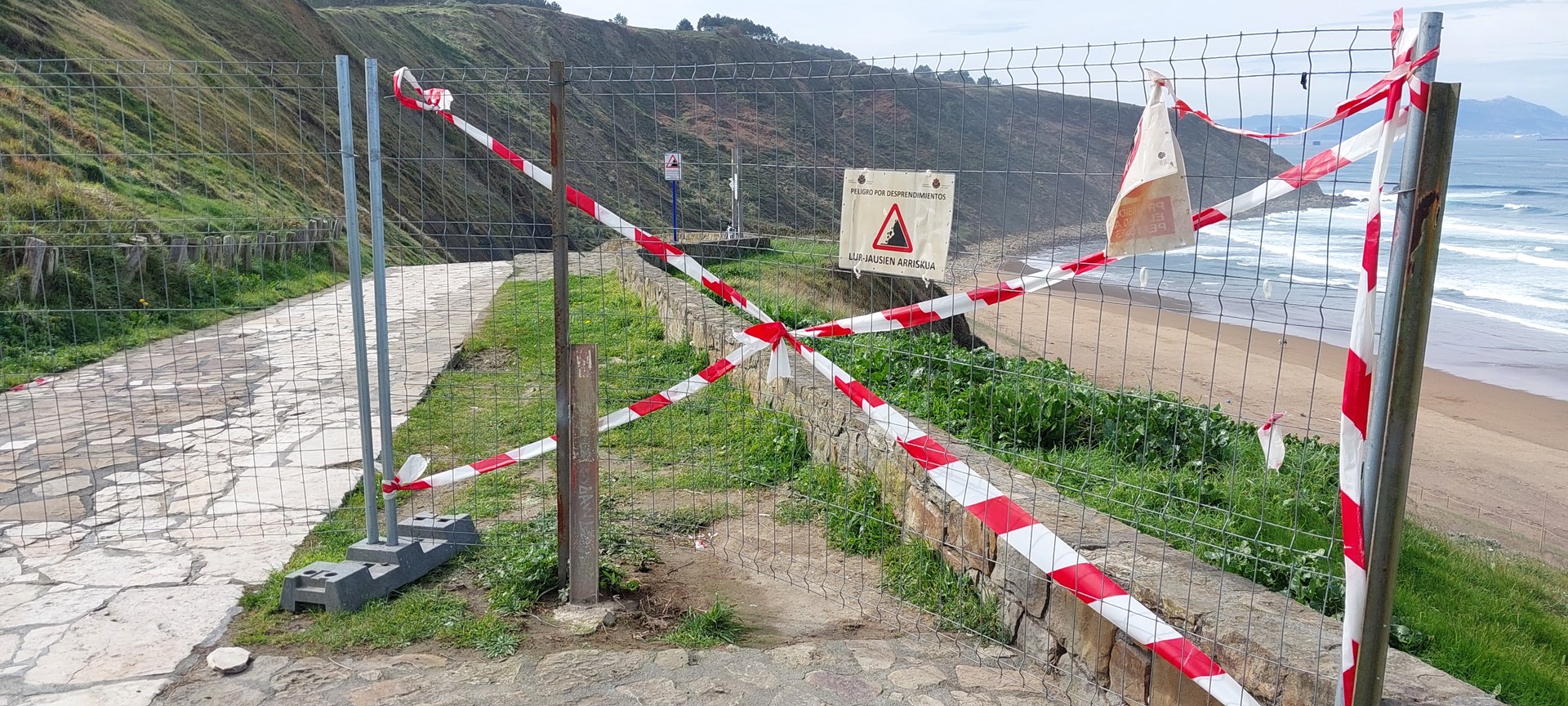 Barinatxe hondartzara sartzeko arrapalak itxita jarraituko du segurtasun arrazoiengatik
