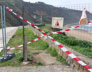 Barinatxe hondartzara sartzeko arrapalak itxita jarraituko du segurtasun arrazoiengatik