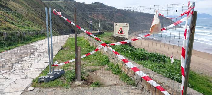 Barinatxe hondartzara sartzeko arrapalak itxita jarraituko du segurtasun arrazoiengatik