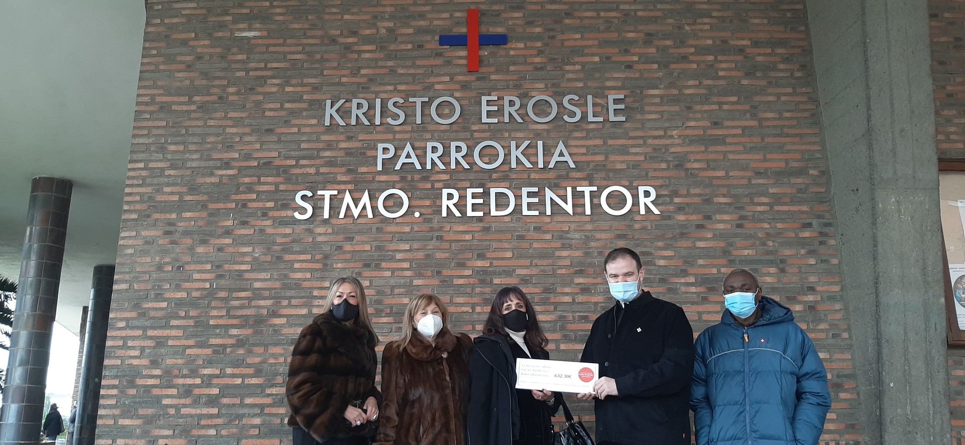 Getxo Flamencok 632 euroko dohaintza egin dio Erredentore elizak kudeatzen duen despentsa solidarioari