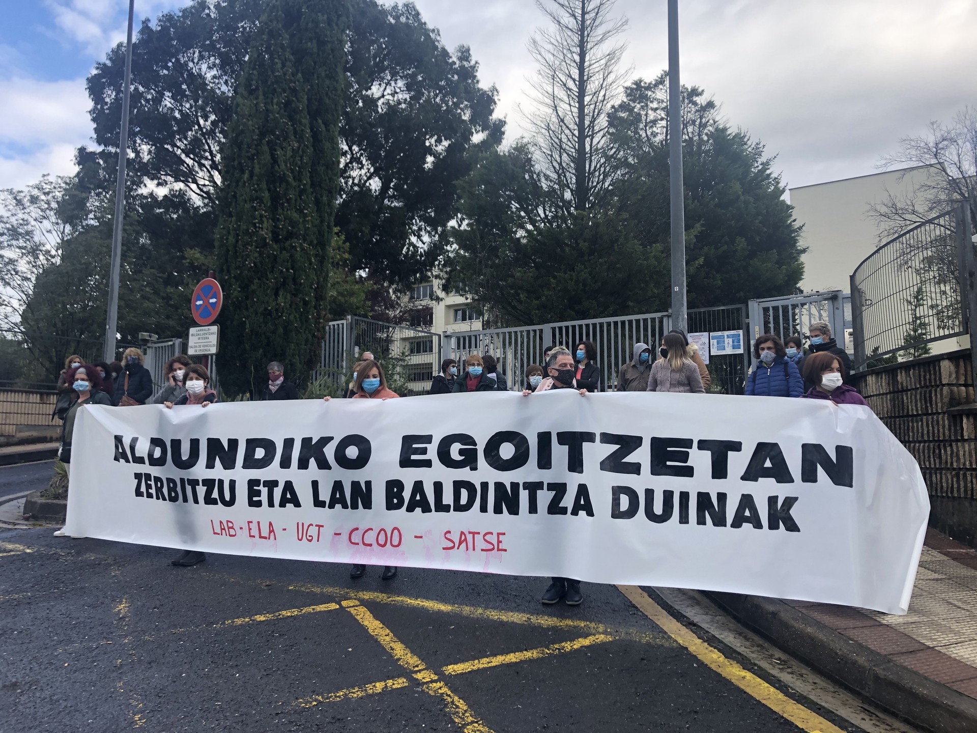 Pandemiari aurre egiteko lan-baldintza hobeak aldarrikatu dituzte Leioako Laguntza Zentroko beharginek