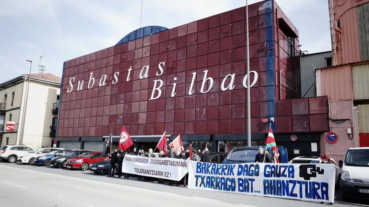 Solchaga jeneral kolpistaren 16 objektuetatik bakar baten enkantea gelditu dute