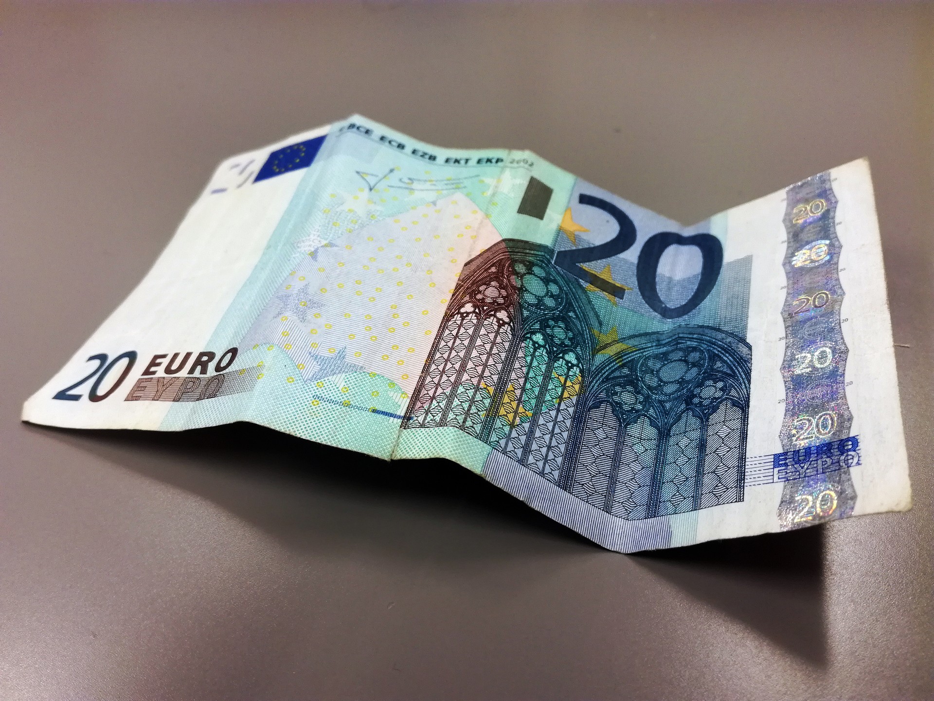Pertsona bi atxilotu dituzte Getxon ustez dirua faltsutzeagatik