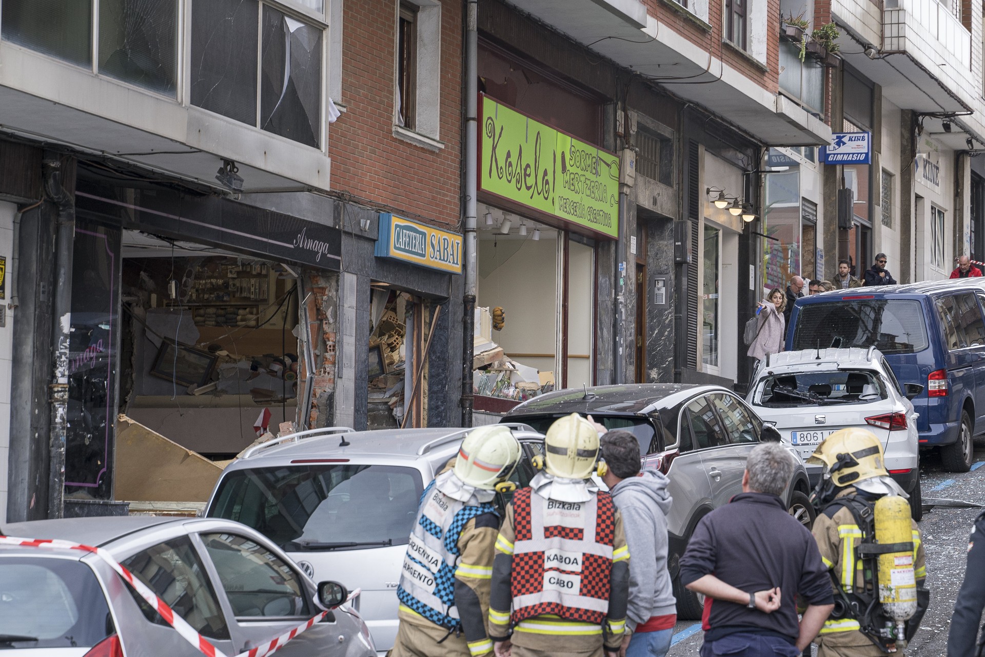 Lau zauritu Algortan, Alangobarri kaleko gas-leherketa baten ondoren