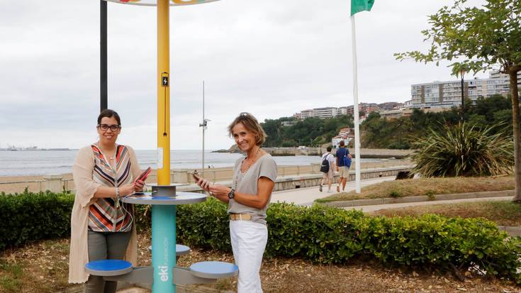 Aparailu elektrikoak kargatzeko eguzki-poste bat jarri dute Ereaga hondartzan