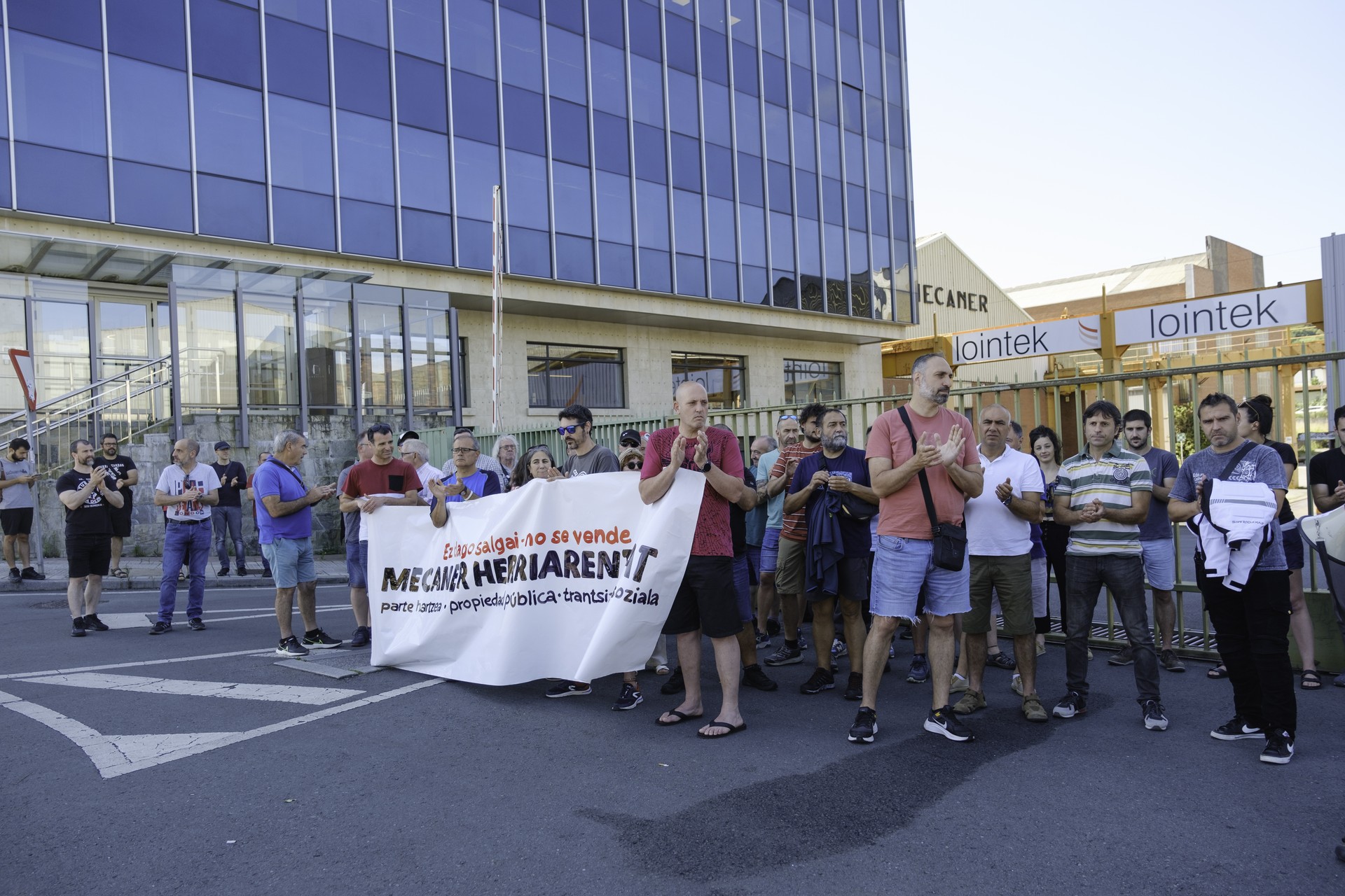 Mecanerren etorkizuna bermatzeko erosketa publikoa eskatuko dute
