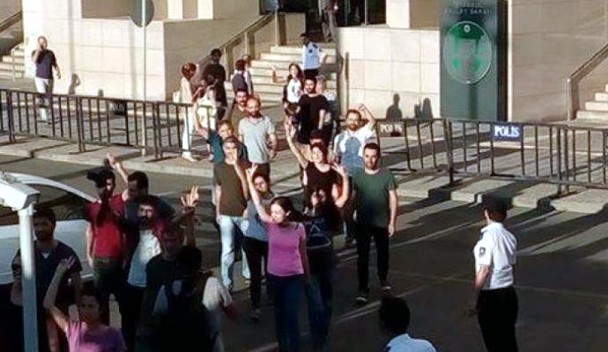 Dogan Güzel marrazkilaria, libre