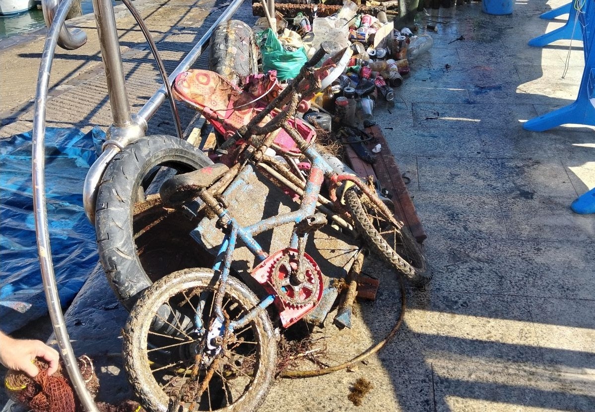 Algortako Portu Zaharreko itsas hondotik 60 kilo hondakin inguru atera dituzte