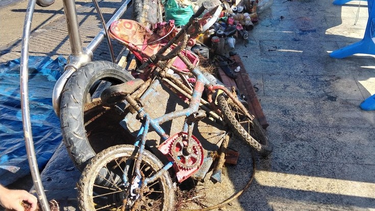 Algortako Portu Zaharreko itsas hondotik 60 kilo hondakin inguru atera dituzte