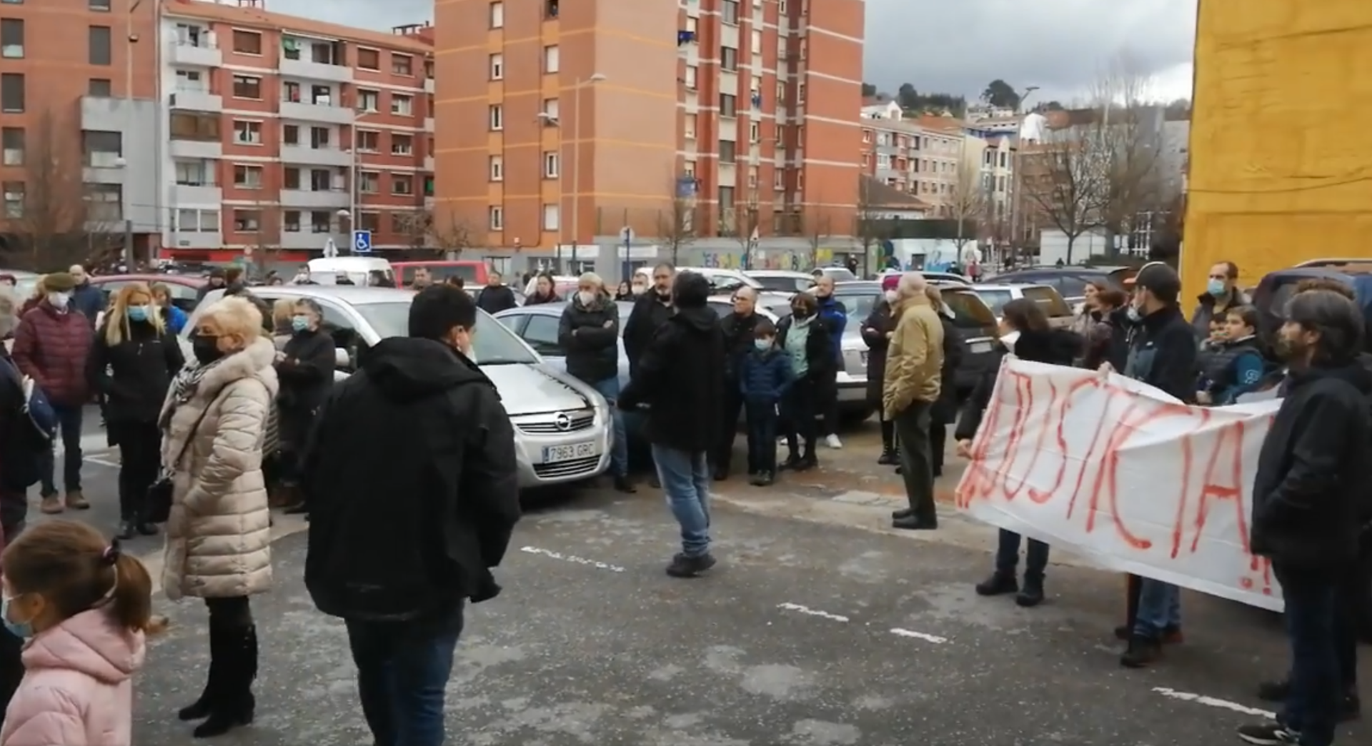 Erandioko familia okupa batek balinetako pistola bategaz mehatxatu ditu bota gura dituzten auzokideak