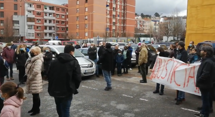 Erandioko familia okupa batek balinetako pistola bategaz mehatxatu ditu bota gura dituzten auzokideak