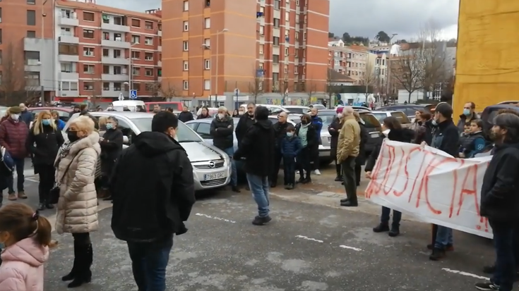 Erandioko familia okupa batek balinetako pistola bategaz mehatxatu ditu bota gura dituzten auzokideak