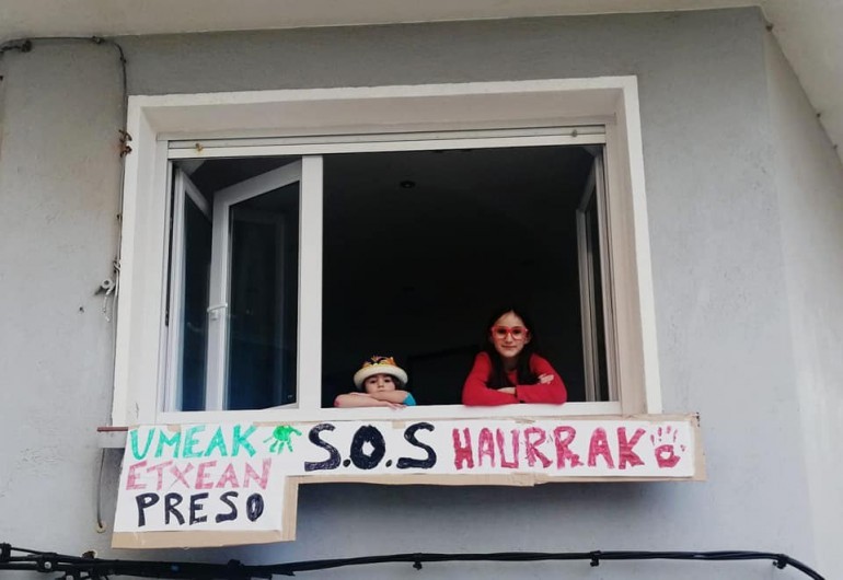 "Umeak etxean preso, SOS haurrak" aldarria balkoietara zabaltzen ari da