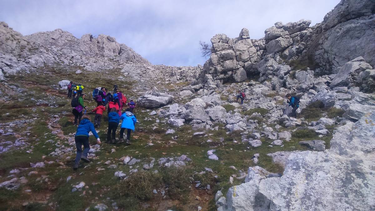 Anboto mendilerrora joango dira Etzandarri mendi taldeko kideak domeka honetan