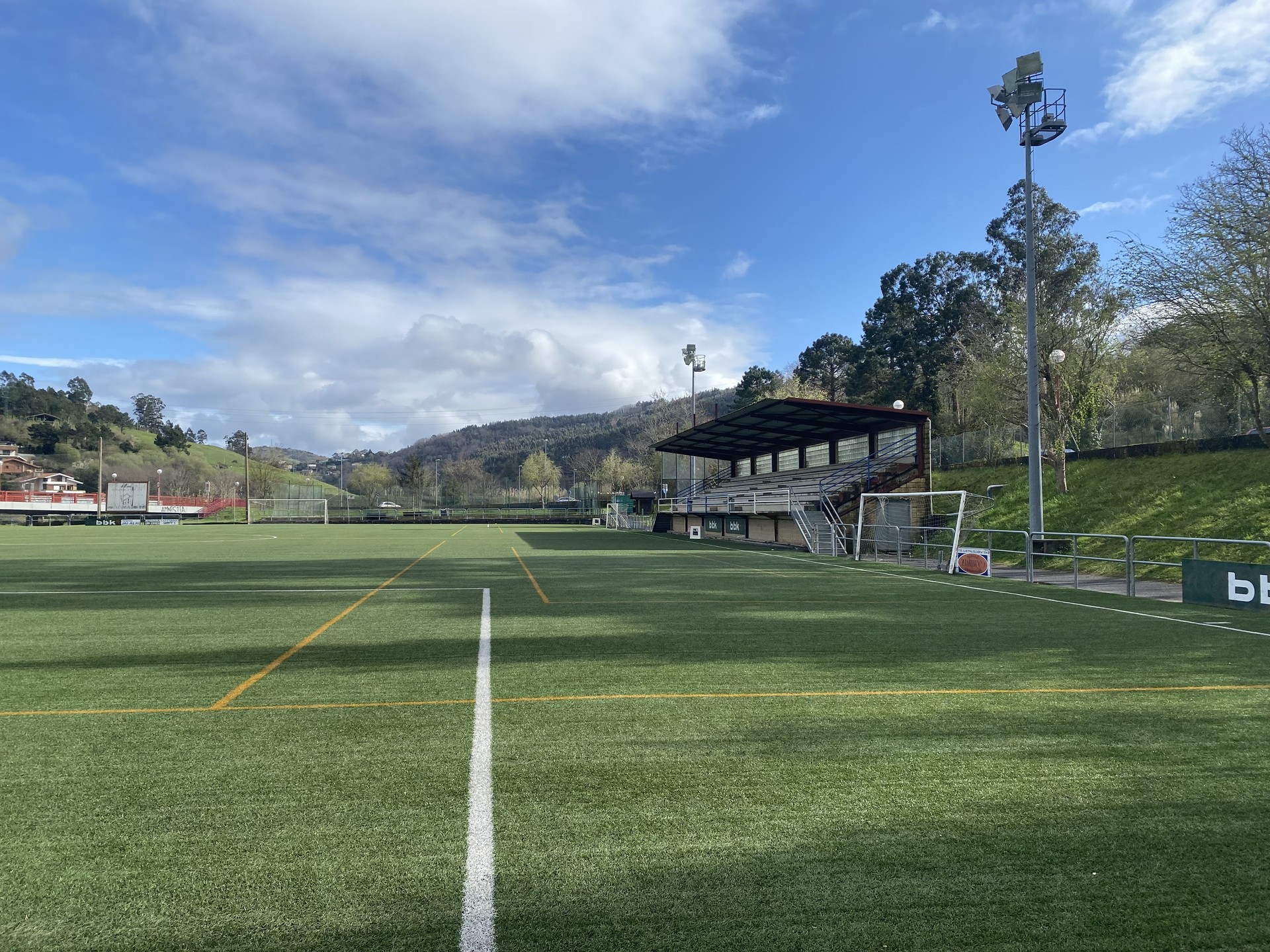 Errotabarri futbol-zelaiaren etorkizuna argitzetik hurbilago dago