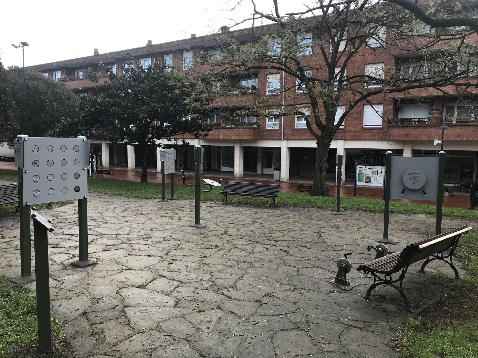 Pertsona nagusien artean estimulazio-kognitiboa eta fisikoa lantzeko gunea ipini dute Gernika plazan