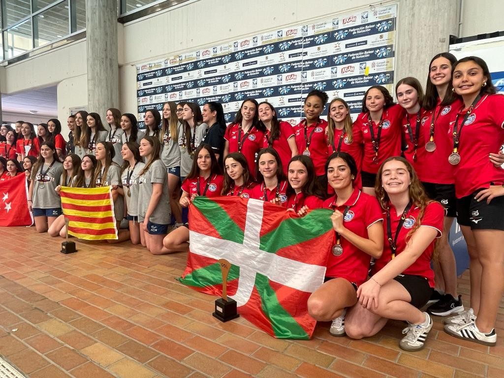Uribe Kostako hainbat jokalarik brontzezko domina lortu dute Waterpoloko Euskal Selekzioagaz