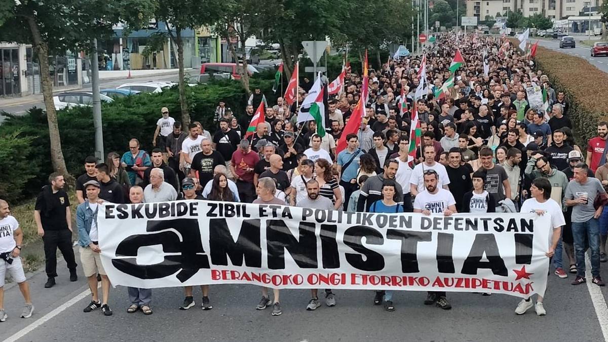 Hiru mila lagun batu dira Berangoko 16 auzipetuen epaiketa salatzeko