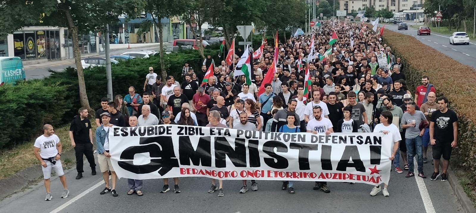 Hiru mila lagun batu dira Berangoko 16 auzipetuen epaiketa salatzeko
