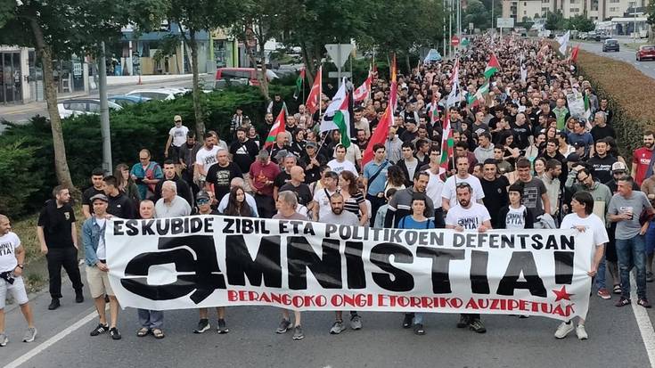 Hiru mila lagun batu dira Berangoko 16 auzipetuen epaiketa salatzeko