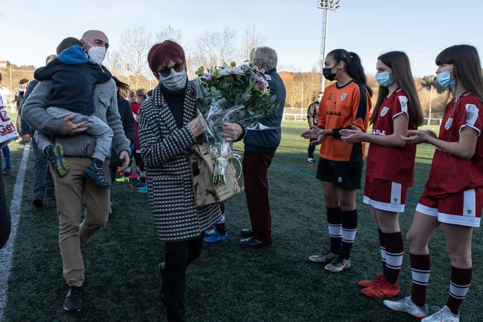 Bizkerre futbol-taldeak omenaldi sentitua egin dio "Petxa"ri