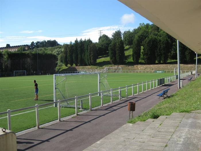 Sarrienako futbol-zelaiak belar artifiziala eta argiteria berria izango ditu hurrengo denboraldirako