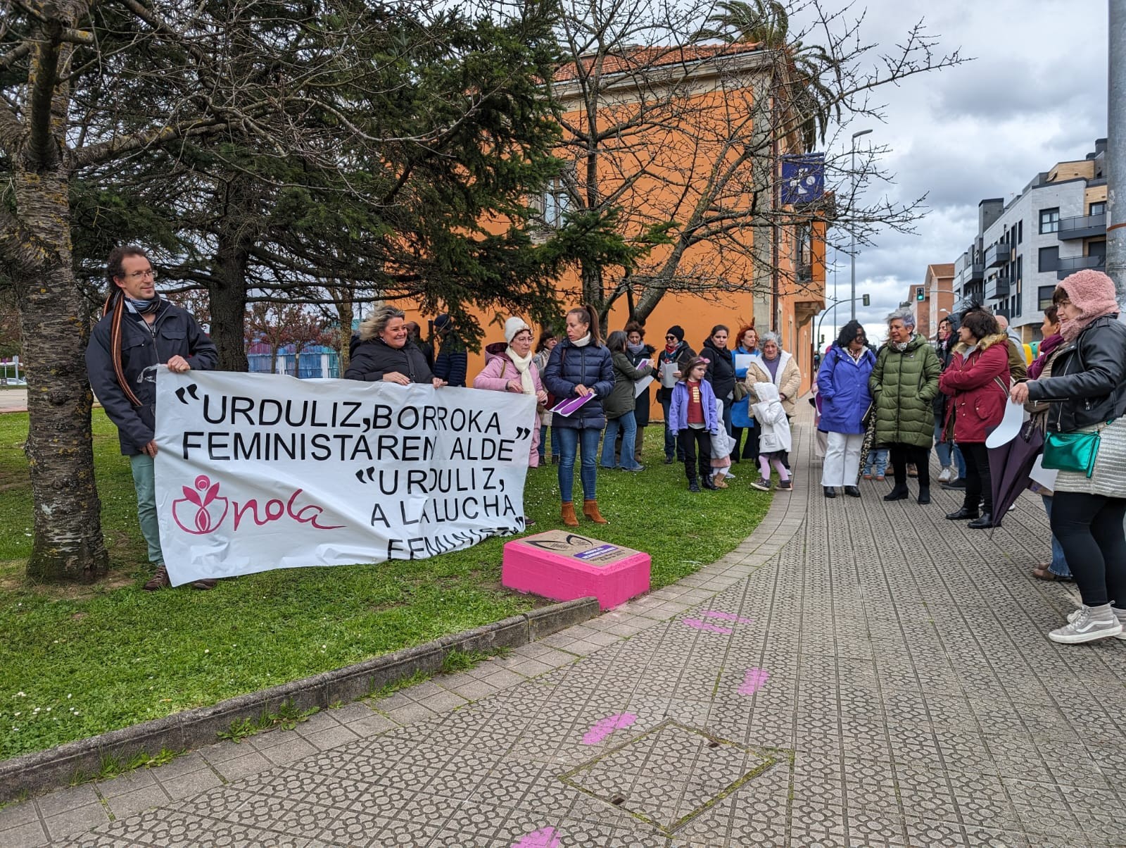 Oinak mendian eta ahotsa kalean