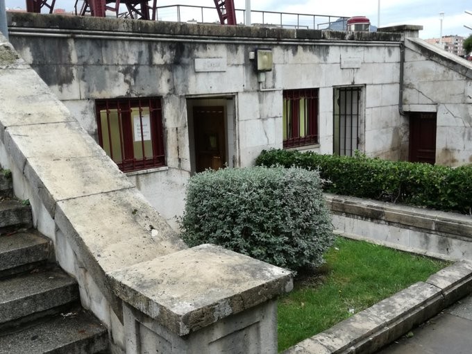 Bizkaia Zubia plazako komun publikoak "funtzionaltasun goreneko diseinuagaz" birgaitzeko lanak hasi dira