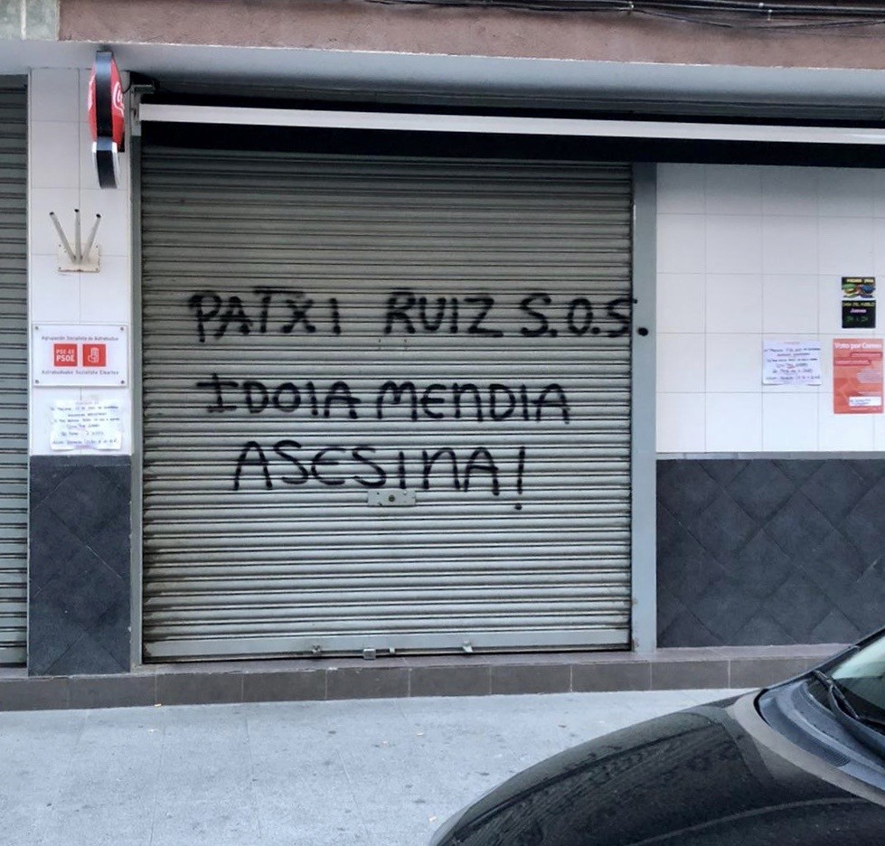 Idoia Mendiaren aurkako pintadak egin dituzte Astrabuduako PSE-EEren Herriko Etxean